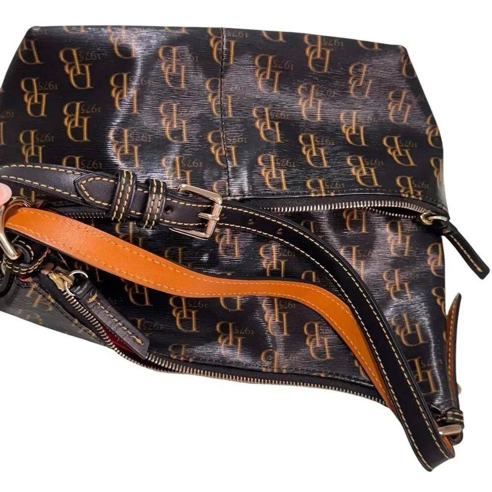 Dooney & Bourke Signature Logo 1975 Medium Zipper Pocket Sac Bag